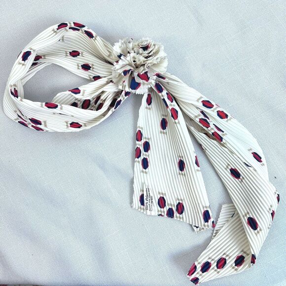 Vintage Pleated Scarf Attached Fabric Flower Pleated Cream Red Black Retro Neck - Picture 1 of 7